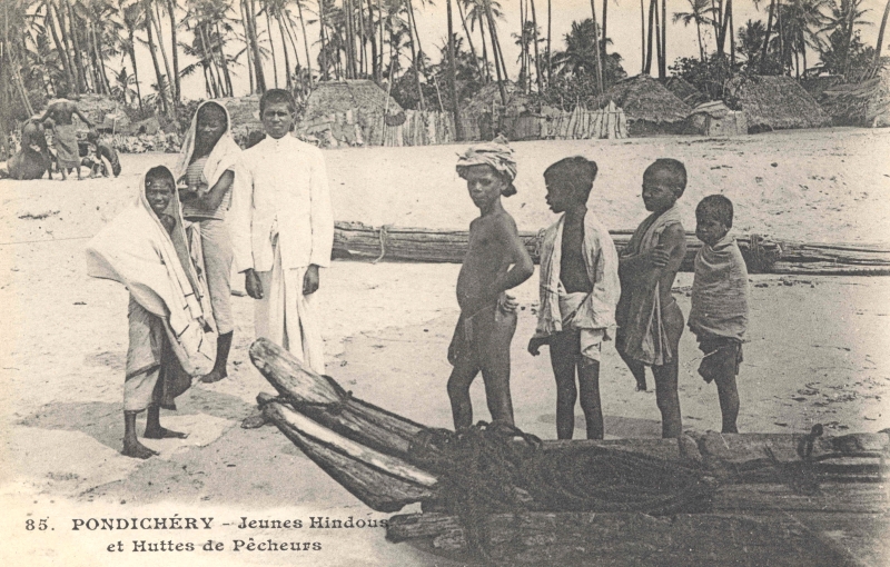 01-34 - Pondichery - jeunes hindous sur la plage